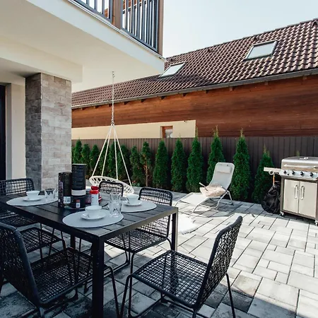 アパートホテル Miracle Seasons 4*